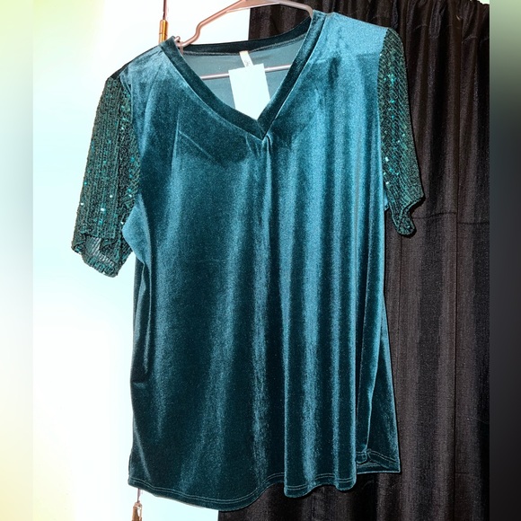 Green Boutique Top - Picture 2 of 5